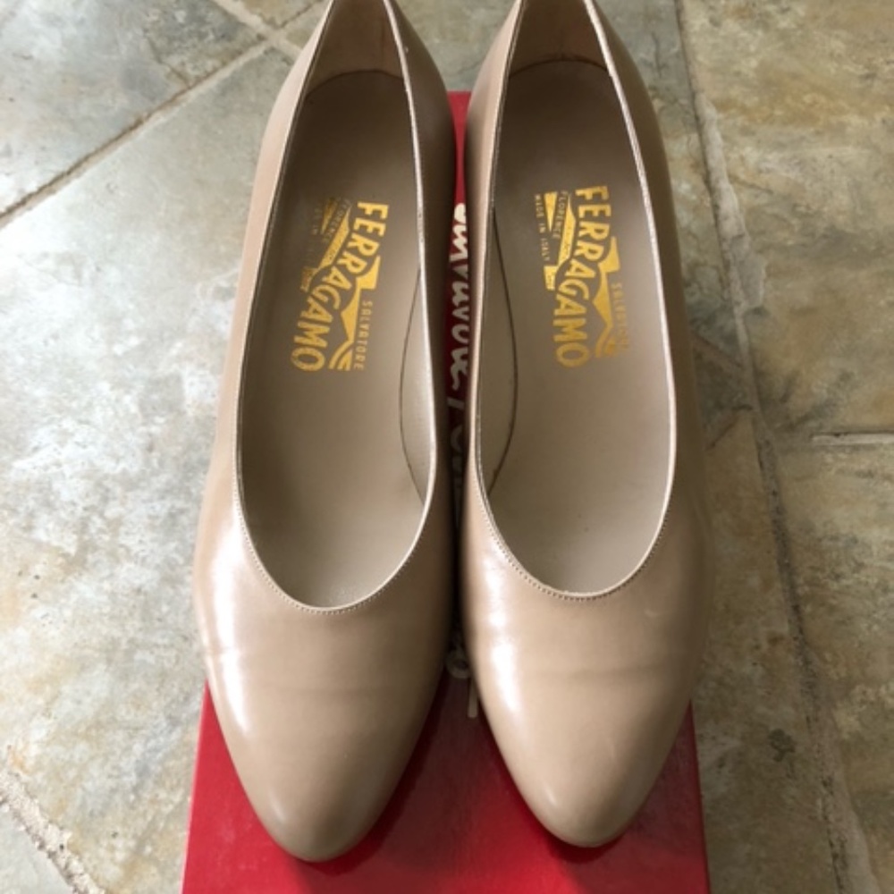Salvatore Ferragamo Pumps 7.5